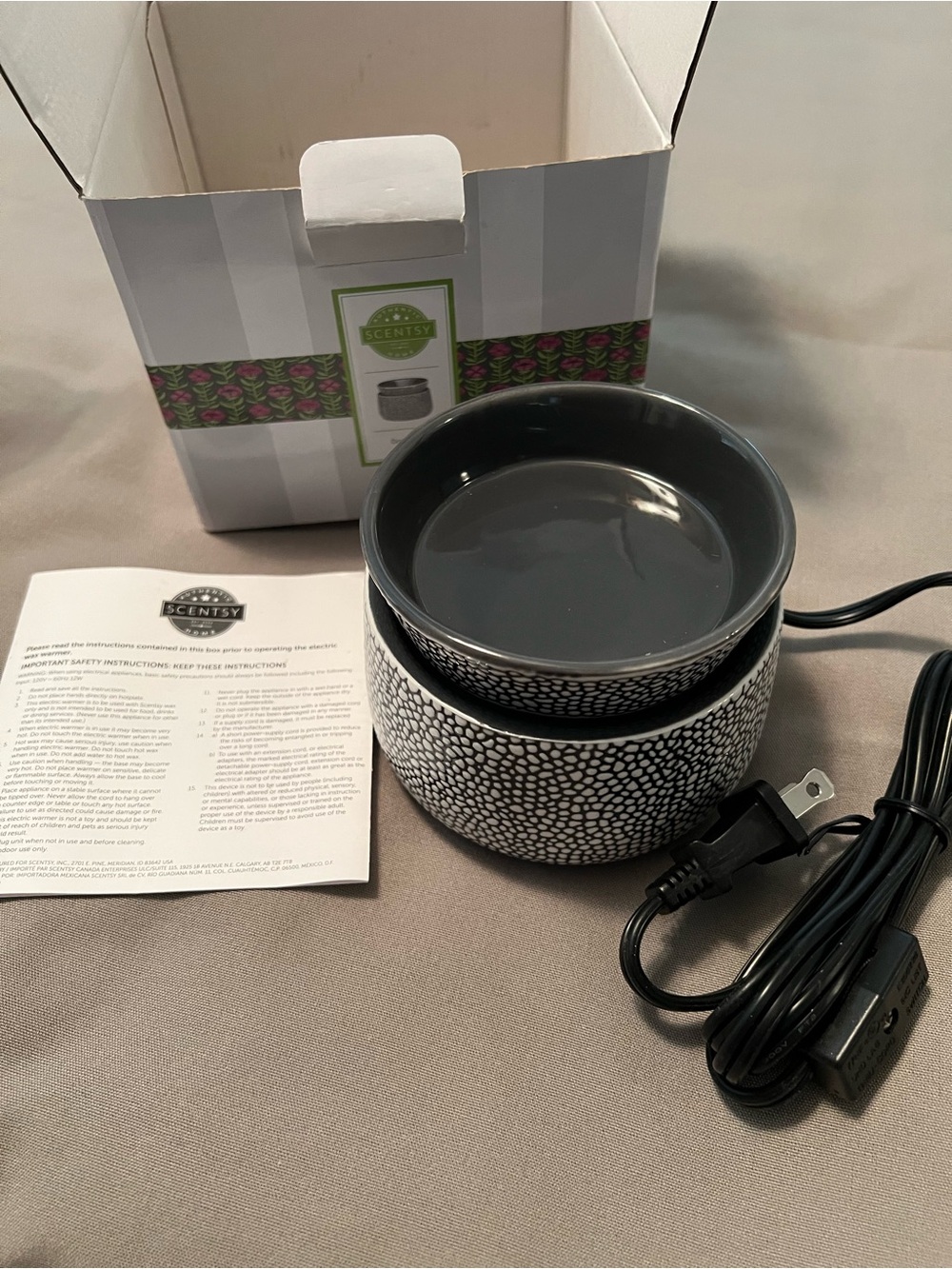 Scentsy Doodle Dot Black and White Pebble Pattern Electric Warmer NEW
